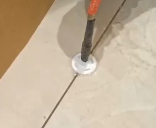 重庆县瓷砖空鼓维修公司专业解答瓷砖在铺贴过程中，如果没有涂抹均匀到位的粘结材料（如水泥砂浆或瓷砖胶），可能会导致以下问题