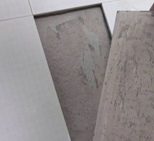 重庆县瓷砖空鼓维修公司分享瓷砖铺贴时如果打浆（即涂抹在瓷砖背面和基层上的砂浆或瓷砖胶）过少，会带来以下问题